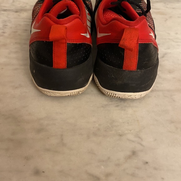 Nike Hustle Quick red black sneakers boys 6 - Picture 3 of 6